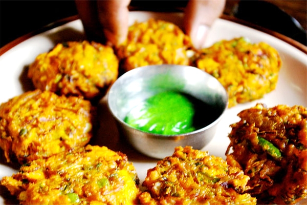 How To Make Crispy Bhaang Pakora },{How To Make Crispy Bhaang Pakora